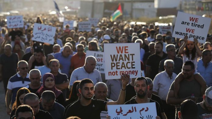 des-arabes-israeliens-protestent-contre-la-violence-et-le-crime-organise-au-sein-de-leur-communaute-dans-la-ville-arabe-de-majd-al-kroum-dans-le-nord-du-pays-le-3-octobre-2019_6218350