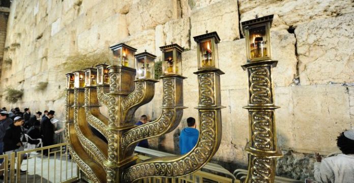 Hanouccia-au-Kotel-725x375