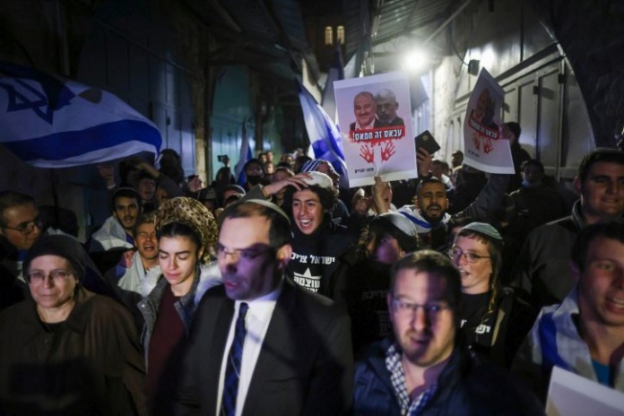 Israelis-protest-terror-attack-in-Jerusalem-696x464