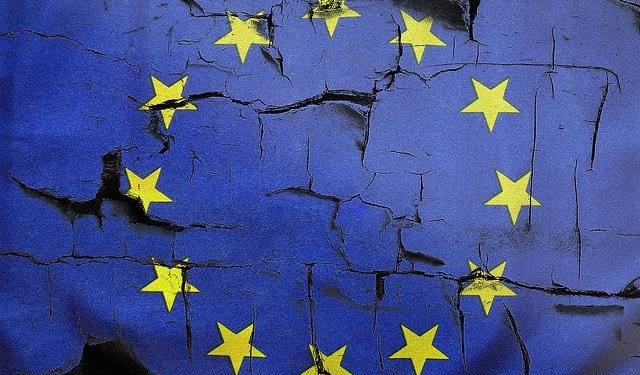 Union-europeenne-Drapeau-fendille-Pixa-640x375