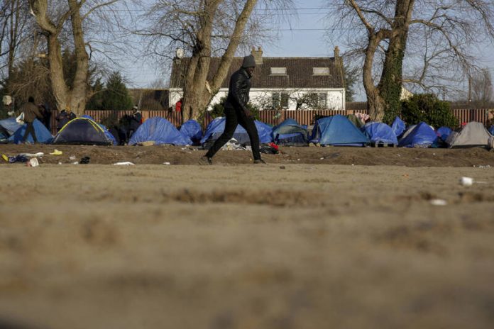 Migrants set camps in France's Calais