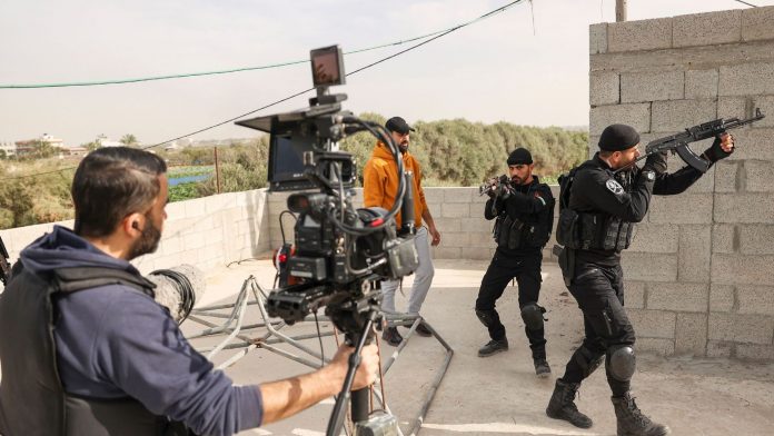 des-acteurs-palestiniens-lors-du-tournage-de-la-serie-qabdat-al-ahrar-la-main-des-hommes-libres-le-6-decembre-2021-a-gaza_6337776