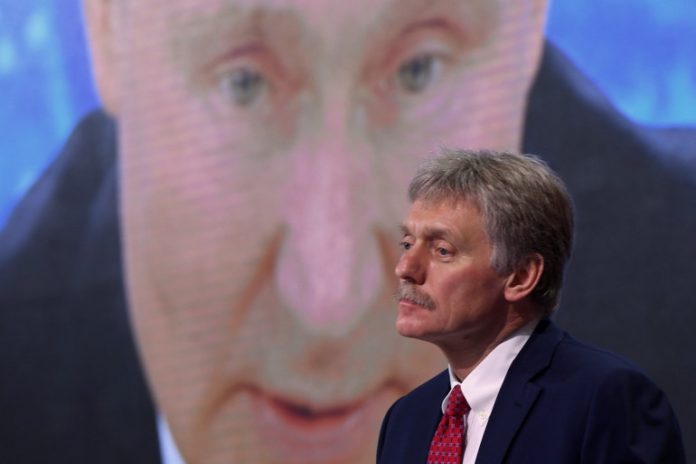 1370397-le-porte-parole-du-kremlin-dmitri-peskov-lors-d-une-conference-a-moscou-le-17-decembre-2020