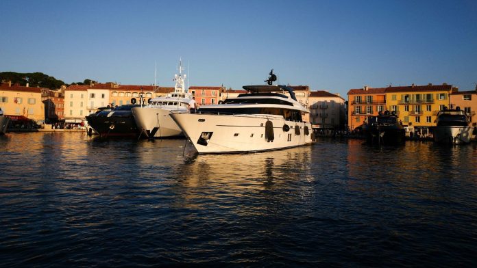 des-yachts-amarres-au-quai-jean-jaures-de-saint-tropez-le-16-aout-2020_6272252