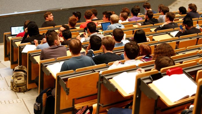 skynews-students-university_5771057
