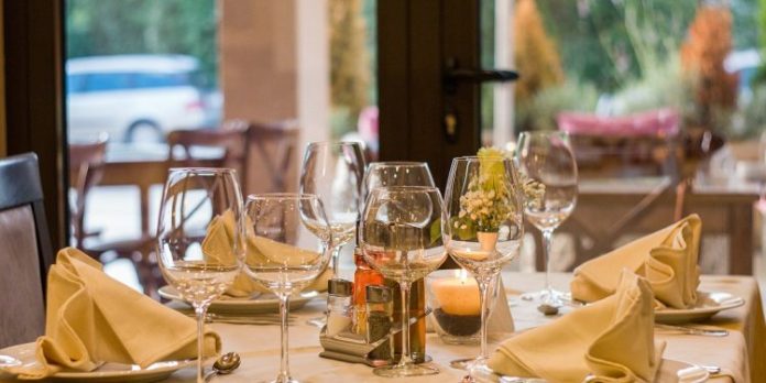restaurant-g1103a2e39_1920-750x375