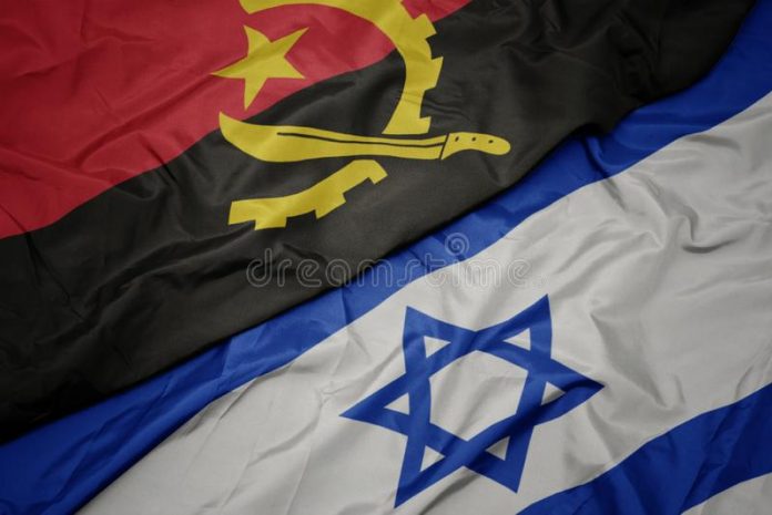 drapeau-coloré-d-israël-et-national-de-l-angola-macro-157045799