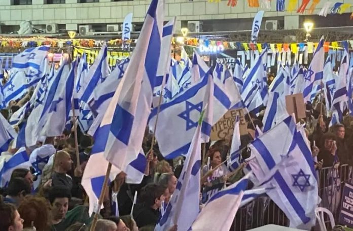 An_estimated_300_000_Israelis_protest