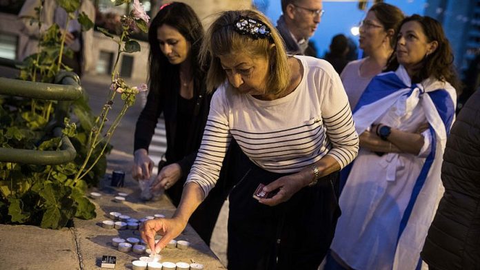 Candles-for-French-Woman-Mireille-Knoll-in-Israel-880x495
