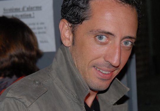 Gad_Elmaleh_apres_son_spectacle_a_Montreal_Septembre_2006-543x375