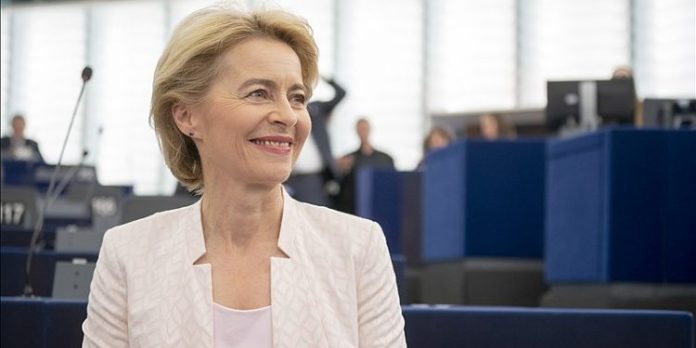 800px-Ursula_von_der_Leyen_presents_her_vision_to_MEPs_48298975687-750x375