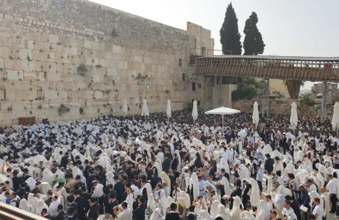 Jews_take_part_in_Passover_s_Birkat_Kohanim