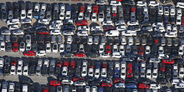 des-voitures-garees-dans-un-parc-de-stockage-de-nouvelles-automobiles-opel-ford-et-toyota-a-nice