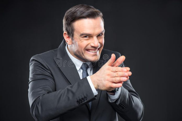 homme-intrigant-frottant-ses-mains-84045597