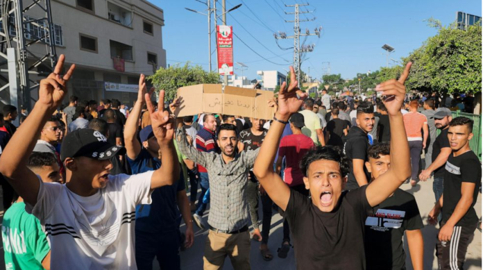 2023-07-31 10_14_00-Des milliers de personnes descendent dans les rues de Gaza dans une rare manifes