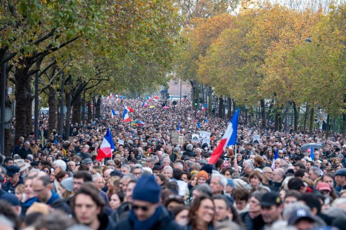 105-000-personnes-ont-defile-a-paris-photo-sipa-caron-zeppelin-1699808996