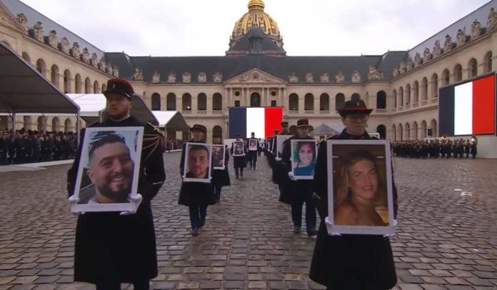 la-marche-funevre-accompagne-les-42-portraits-des-victimes-du-hamas-dans-la-cour-d-honneur-des-invalides-capture-d-ecran-1707305280