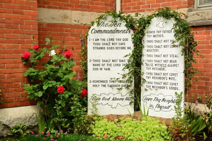 Ten-Commandments-696x464