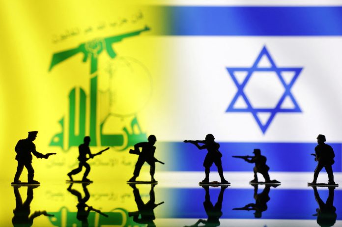 Illustration des drapeaux du Hezbollah et d'Israel