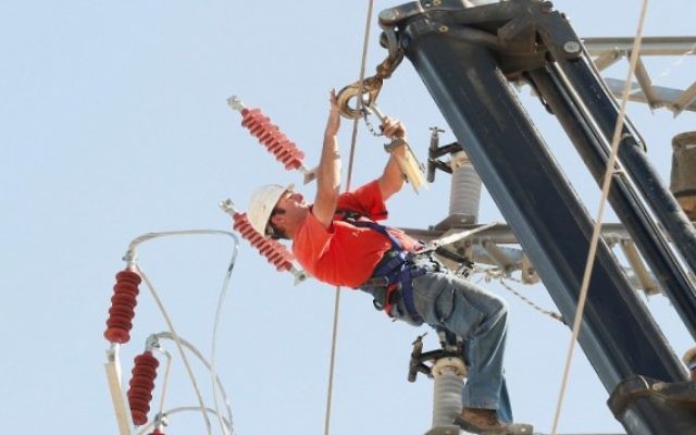 Un-travailleur-de-la-compagnie-électrique-israélienne-Crédit-Roni-Schutzer-Flash-90-640x400