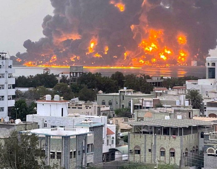 fire-at-port-of-hudaydah-696x542